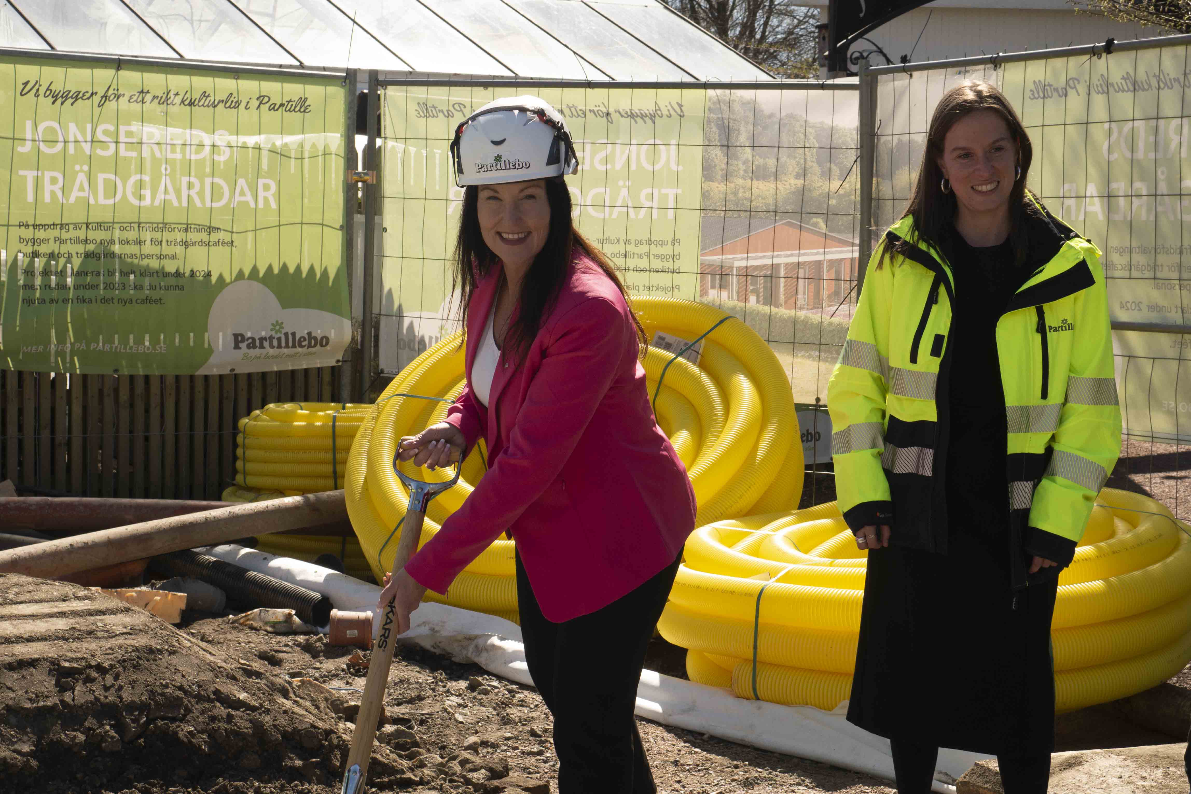 Jonsereds herrgård spadtag ordförande och Anna.jpg